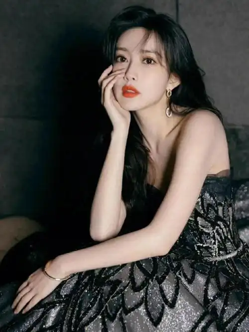 孟子义与林更新,林允儿合作电视剧《武神赵子龙》,饰演侍女石砚,也