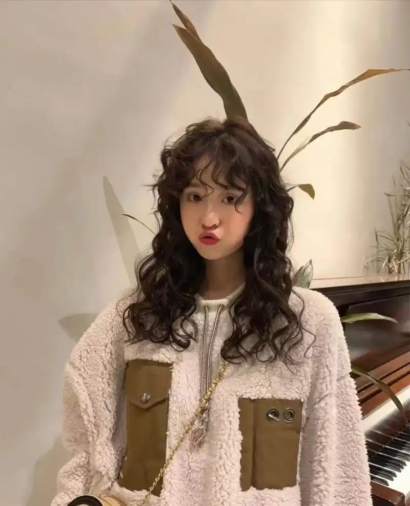 女生羊毛卷发型