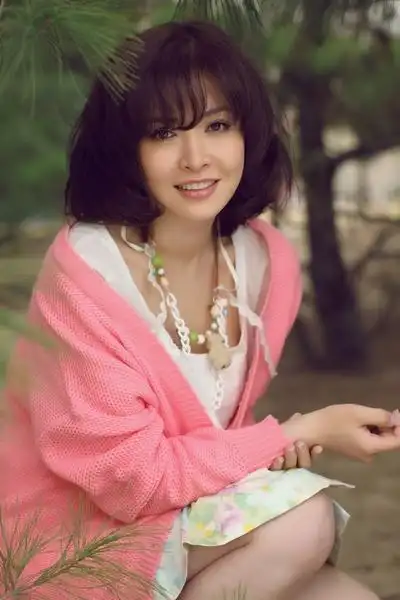 张慧养父初露锋芒新写真秀秋冬风情