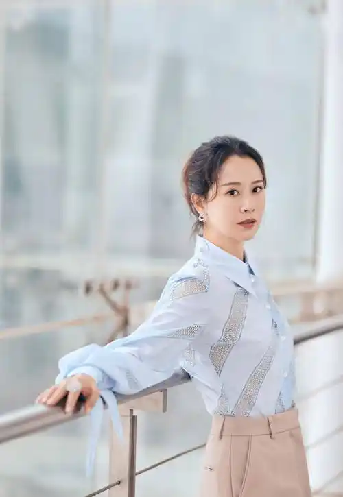 海清气质变了,蓝色时尚风衬衫配卡其色裤子,清新雅致很温柔_显得_感觉