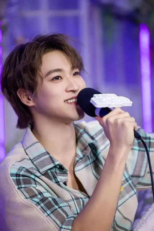 在这次直播中,赞多以精彩的表演,真诚的互动和多重