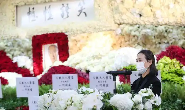 赌王出殡现场,四名儿子整齐同框,家族排位曝光何超琼处一排末端