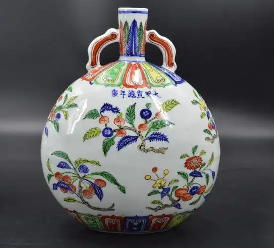 乾隆皇帝更是喜爱有加,因此抱月瓶成为清代乾隆一朝重要的陈设瓷器之