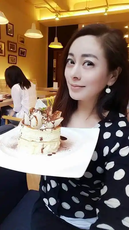 当她看到自己和叶茂青结婚生子的消息时,她更是连忙解释到:"他老婆很