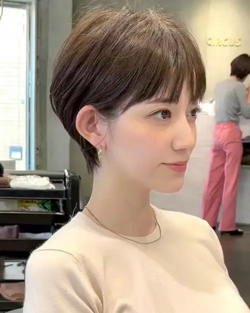 女人过了30岁选什么发型推边头满头卷锁骨发越剪越时尚