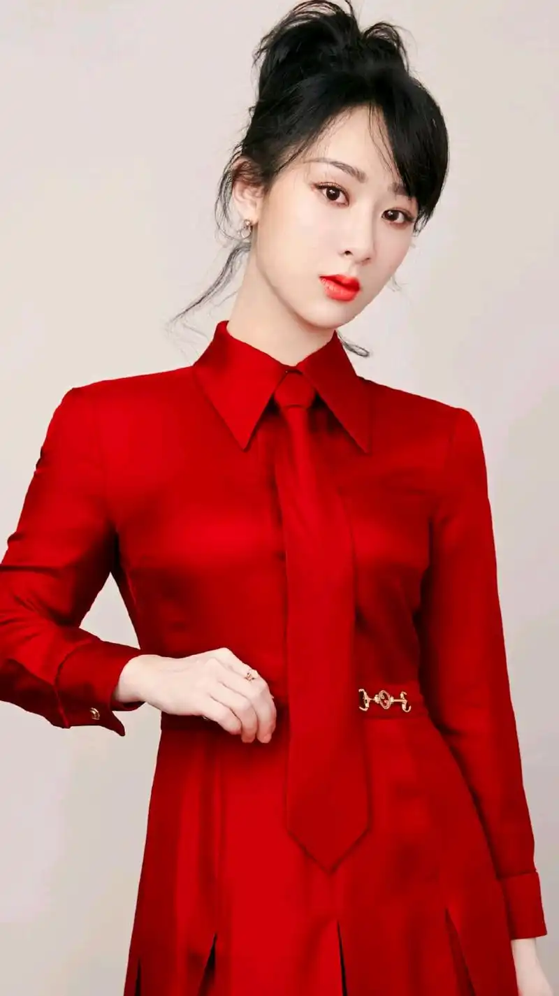 杨紫美照,身穿大红色礼服成熟又有魅力