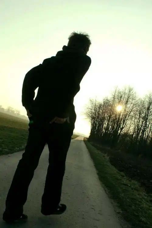 我需要一张男人离开的图片!要背影!落寞一点的!分辨率尽量高一些!谢谢