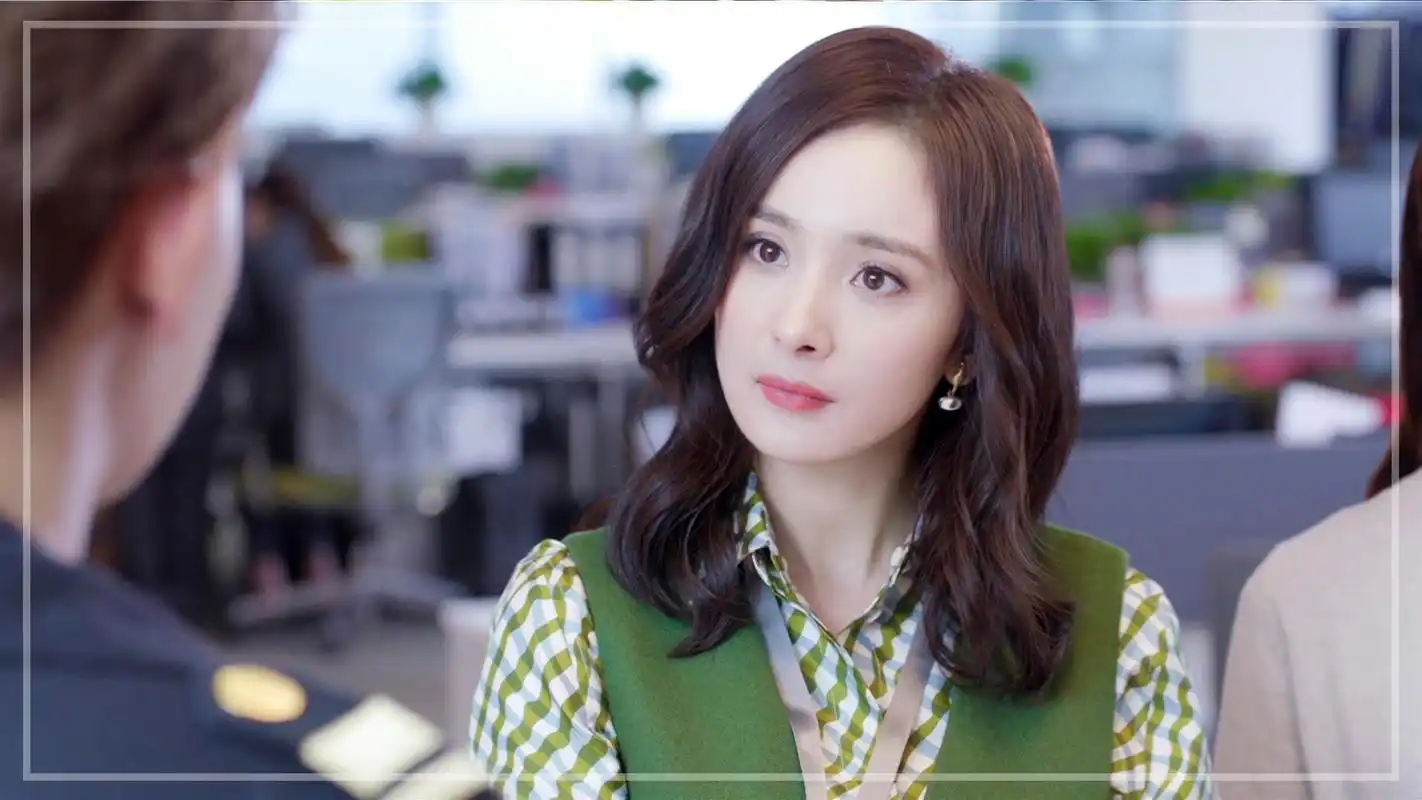 杨幂《谈判官》造型盘点 被赞职场穿搭指南