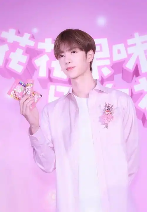 王一博 粉嫩奶盖#王一博穿粉色,酷盖变奶盖粉粉嫩嫩的王甜甜@uniq王