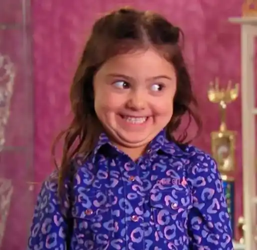 微信里的那个表情包女孩,长大后滤镜碎了一地…_凯莉亚·_小姑娘_网友