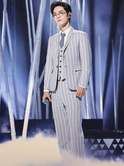 原创28岁肖战再登电视节目蓝白条纹西装清爽帅气戴上眼镜却更惊艳