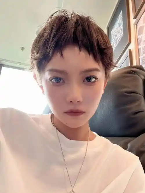 女士短发怎么剪,露耳短发搭配不规则刘海,效果真不赖_发型_脸型_气质