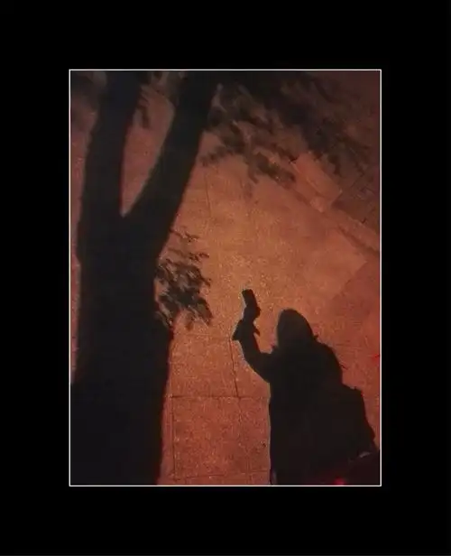 人活一辈子不容易,可以玩儿一些自己喜欢的事,比如拍自己的影子,感受
