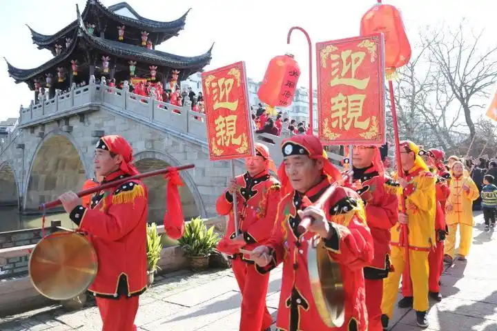 光迎亲的队伍就很豪华:最前面有1个媒婆.