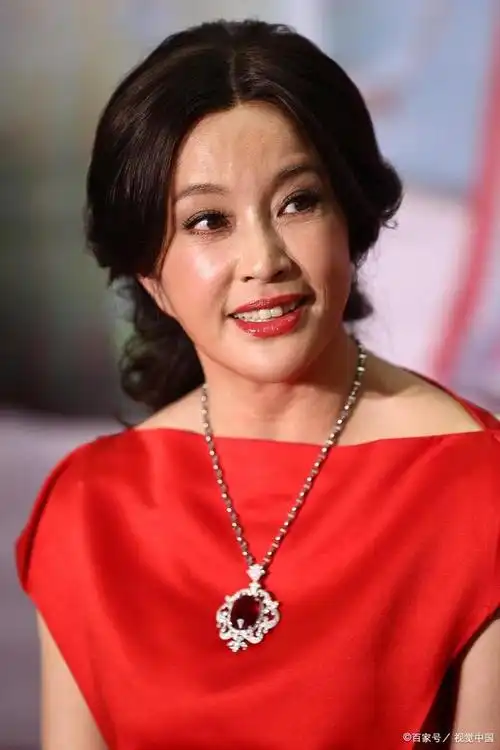 刘晓庆卖字引热议!"好运"两字竟标999元,市场反应火爆