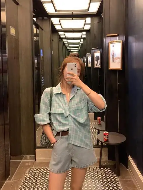 衬衫利用错位系扣作层次既能营造不规则的层次又能减少膨胀感