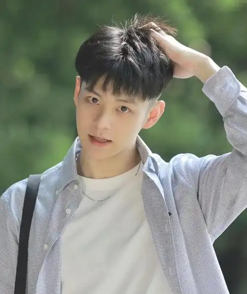 00后男生不要乱剪发型,这3款"少年感"发型帅气减龄,很合适