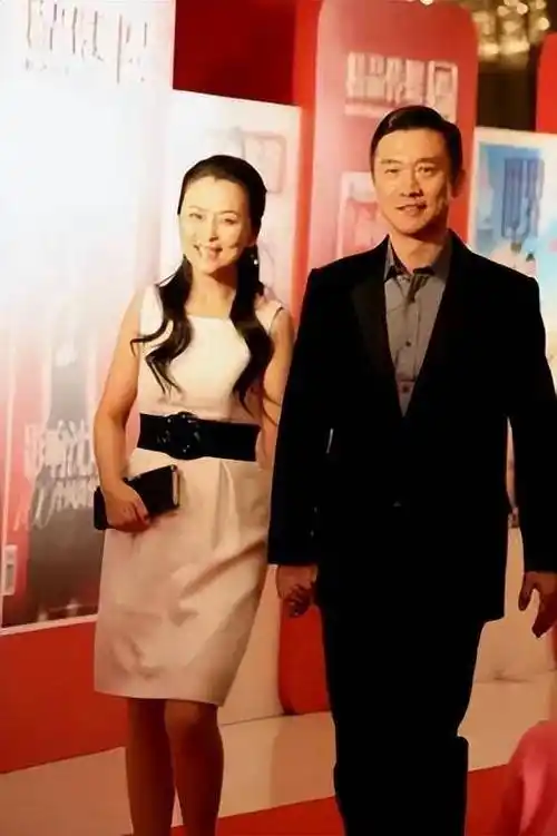 何音:花13年捧红丈夫黄志忠,被插足后带儿子离婚,后来怎样了?