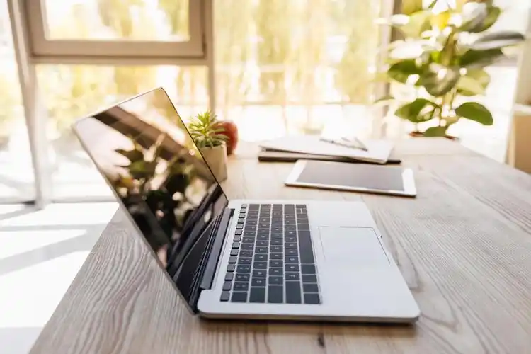 便携式计算机和数字平板上木制桌面在现代办公