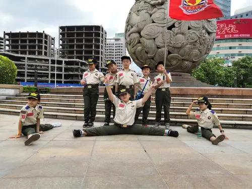 劈叉,又来,今天走哪哪教练都让我们摆队形拍照,一字马好艰辛,裤子好