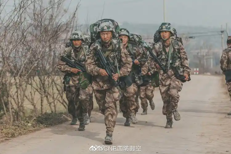 出征战略支援部队新兵首次野营拉练