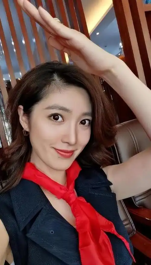 东方卫视春晚主持人两极分化,女的个个年轻漂亮,男的老龄化突出