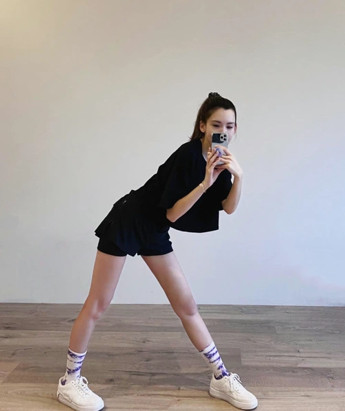 38岁陈若仪小蛮腰竹竿腿身材火辣,被林志颖宠成少女,哪像三个孩子的妈