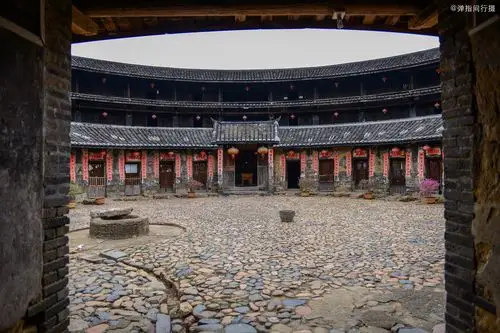 花萼楼,听着有风尘味的名字,却是一座藏于深山400年的客家古围龙屋