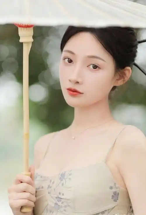 王小小身穿白色吊带装,露出精致锁骨和迷人香肩,搭