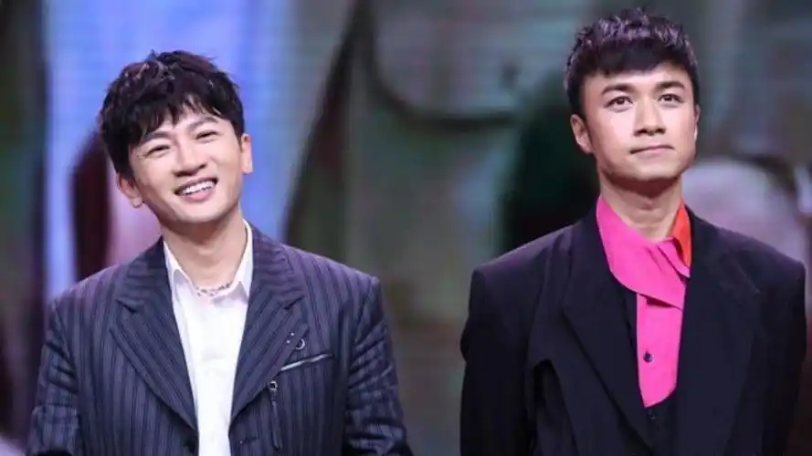 古巨基苏有朋罕合体,演唱会牵手合唱情深深雨濛濛,回忆杀超好哭