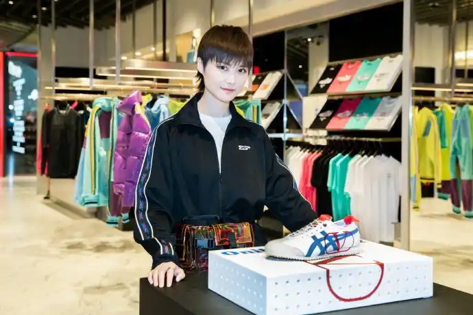 【7.17 李宇春】品牌全球代言人@李宇春 现身@onits.