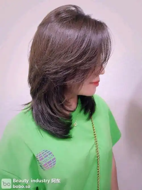 现在流行"碎剪修颜中长发"_发型