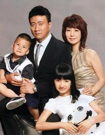 图胡军妻子卢芳资料曝光揭秘两人鲜为人知感情史