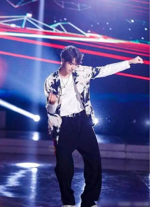 王一博获中国顶尖舞者推广大使,不负十年艰辛,大受网友好评|街舞|舞蹈