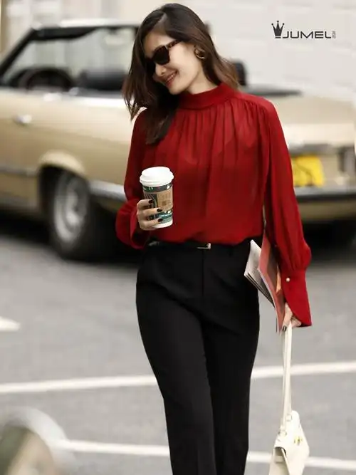 酒红色衬衫搭配什么裤子好看?