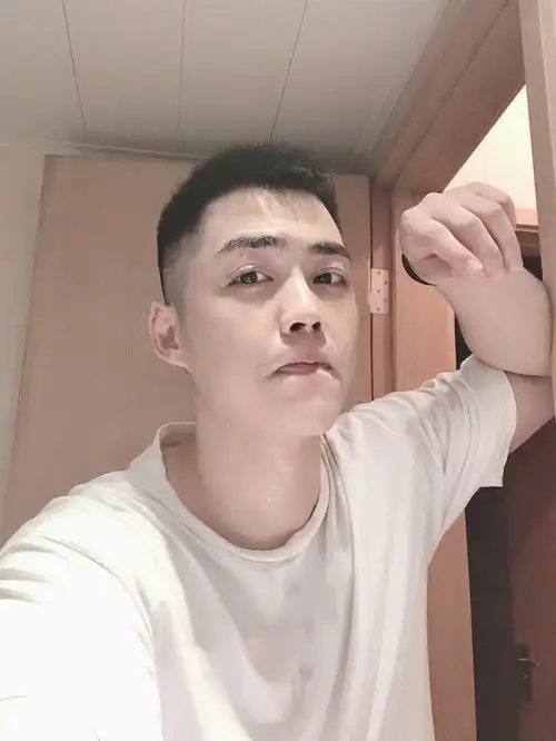 男生块儿铭180阳光肌肉型男