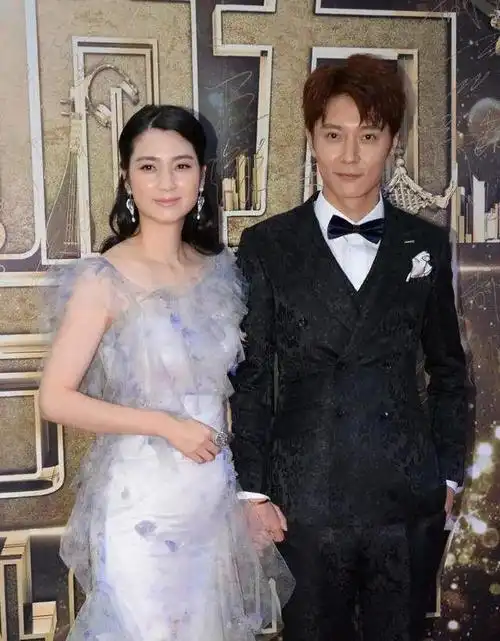 他们在14年前的2009年结婚,时隔14年后,洪欣在微博上宣布了这个消息:"