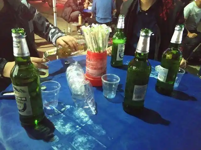 又相约3位好友请我们喝啤酒,来到镇上准备撸串,这家烧烤摊经济实惠