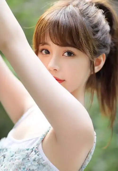 高马尾小姐姐吊带碎花裙清纯气质户外写真