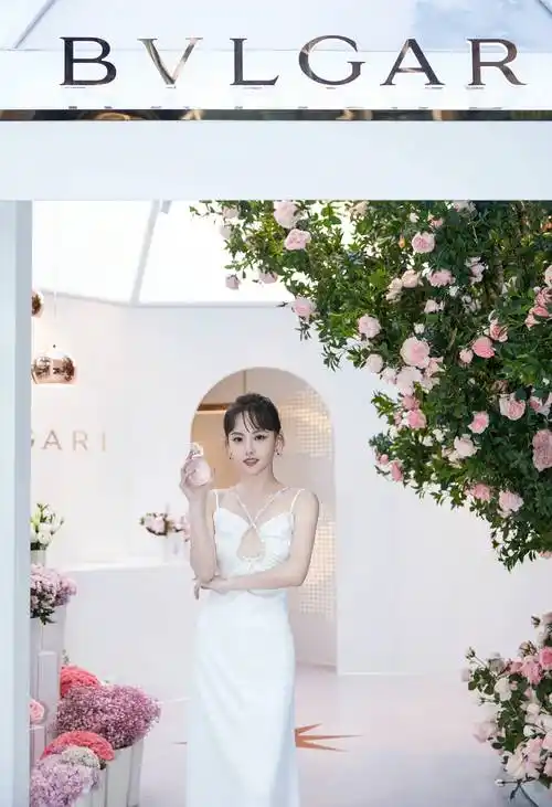 知名女星张嘉倪晒最新写真,穿白色皱纹长裙,肌肤如润雪_照片_留言