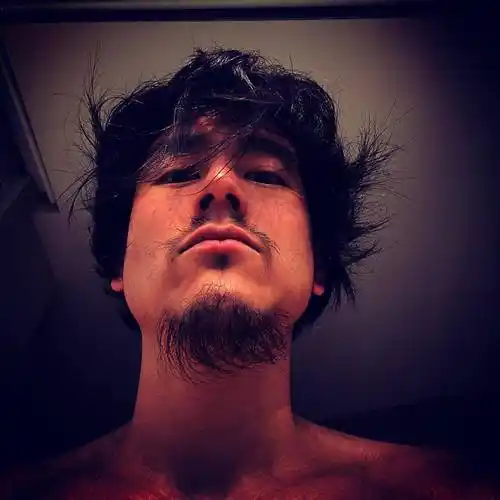 57岁乌鸦张耀扬崩坏惊现满头白发,彭于晏不修边幅变油头大叔_黄晓明