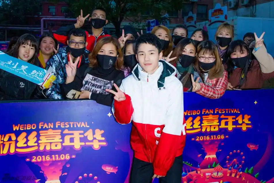 刘昊然上演摸头杀 答应粉丝会多发自拍