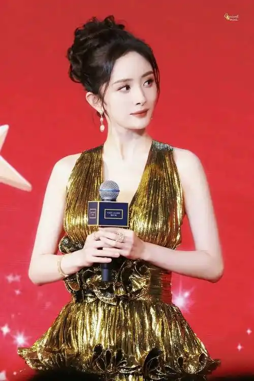 鎏金深v闪耀全场,杨幂三亚礼服美出了新高度!_的设计_活动_金色