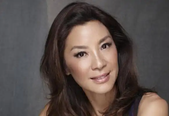 杨紫琼还被传与41岁的香港寰亚电影公司总裁钟再思有绯闻,但钟再思有