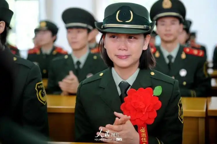 卸下警衔,摘下帽徽和领花的武警福建总队通信站退伍女兵汤巧艺现场