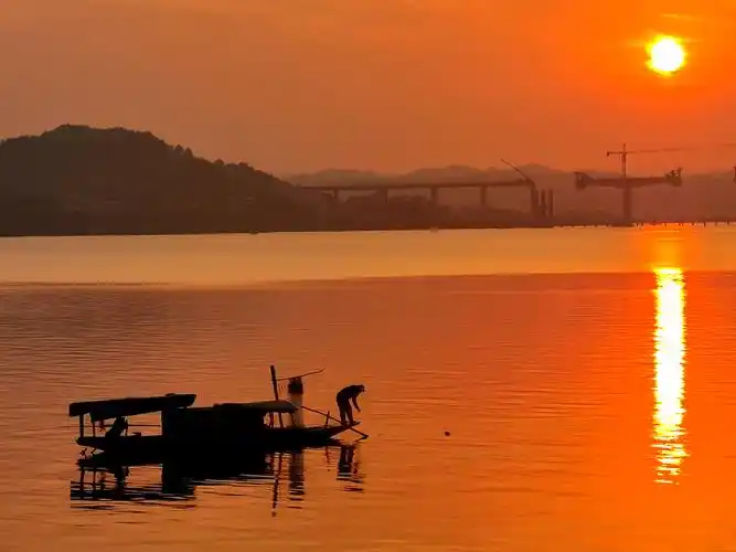 夕阳含笑黄昏独语