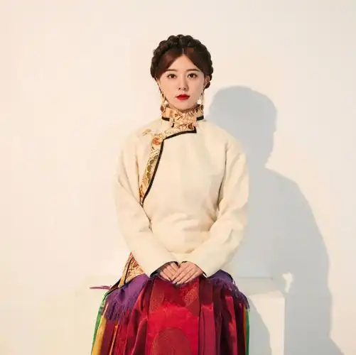 藏族天籁阿兰前来浪姐2报道