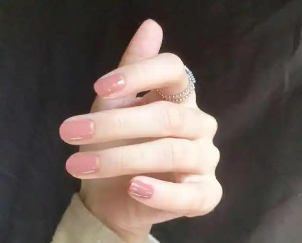 显手白的简单豆沙色美甲,图片,简约美甲-lomo美甲