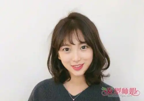这位女生梳的空气刘海齐肩中短卷发发型,也非常适合菱形脸女生们get哟