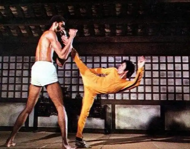李小龙若是跟泰森擂台单挑谁会赢对比结果令人尴尬
